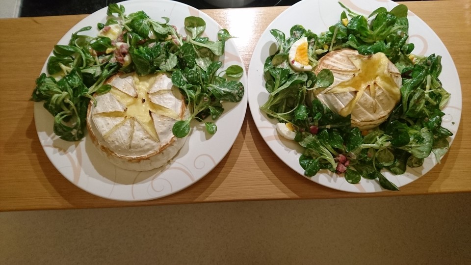 Gebackener Camembert an Honig-Senf-Sauce mit Rucola-Tomaten-Salat von ...