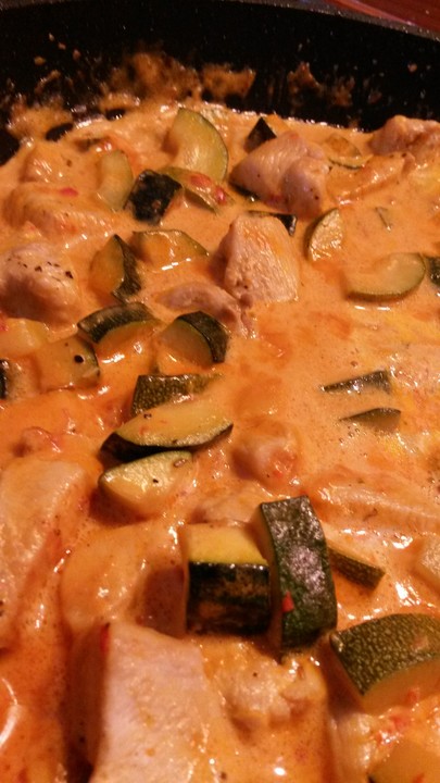 Hähnchengeschnetzeltes mit Paprika und Zucchini in Ajvar-Crème fraîche ...