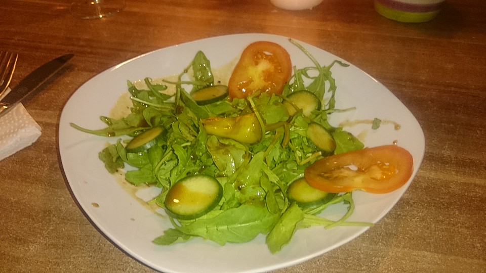 Rucola Salat mit einem Balsamico-Honig-Kürbiskernöl Dressing von ...