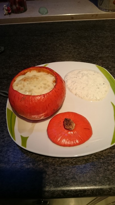 Kleiner gebackener Kürbis gefüllt mit Hackfleisch-Schafskäse-Mischung ...