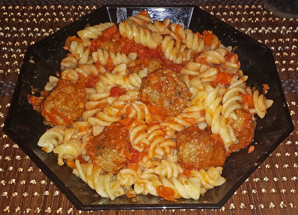 Nudeln mit Fleischbällchen in Tomatensauce von nogikon | Chefkoch.de