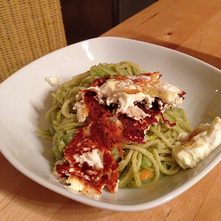 PestoSpaghetti an gebratenem Feta mit buntem Gemüse von McMoe