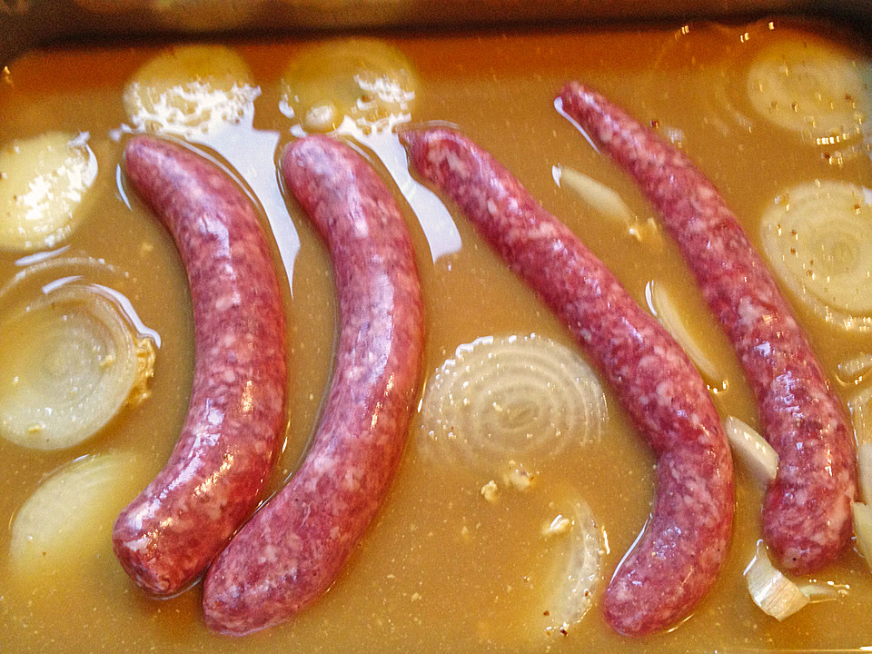 Bratwürste in Apfelmost geschmort