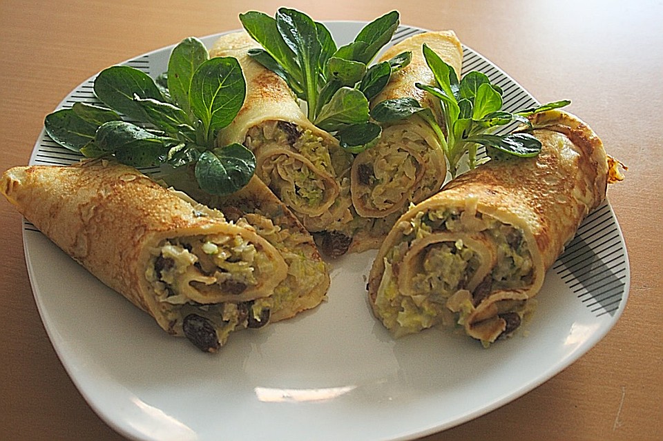 Crespelle mit Wirsing, Cashew-Nüssen, Rosinen und Gorgonzola
