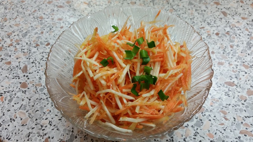 Möhren-Selleriesalat mit Apfel von Hsiuchuan | Chefkoch.de