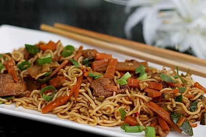 Gebratene Mie-Nudeln mit Hähnchen