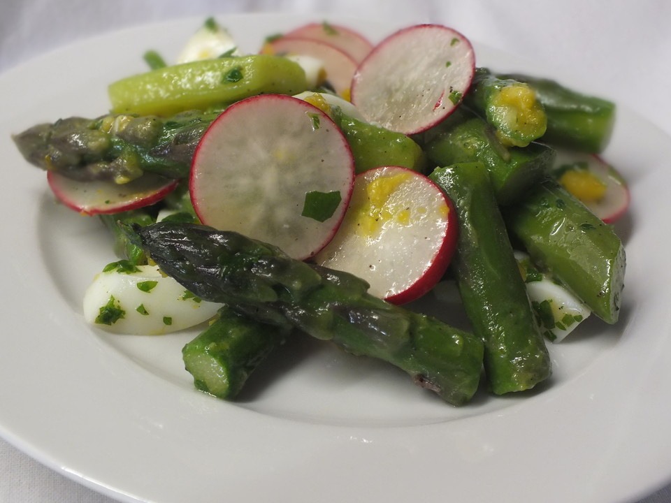 Spargelsalat mit Radieschen und Ei
