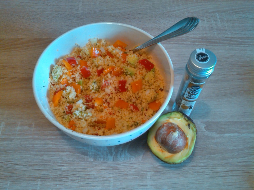 Couscous-Salat mit Avocado, Tomaten, Paprikaschoten und Minze von ...