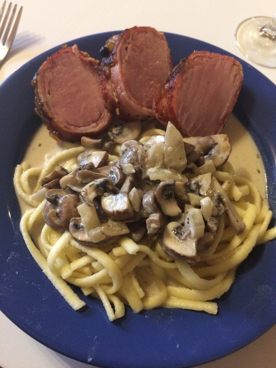 Ganzes Schweinefilet im Speckmantel mit Kräuter-Rahm-Champignons nach ...