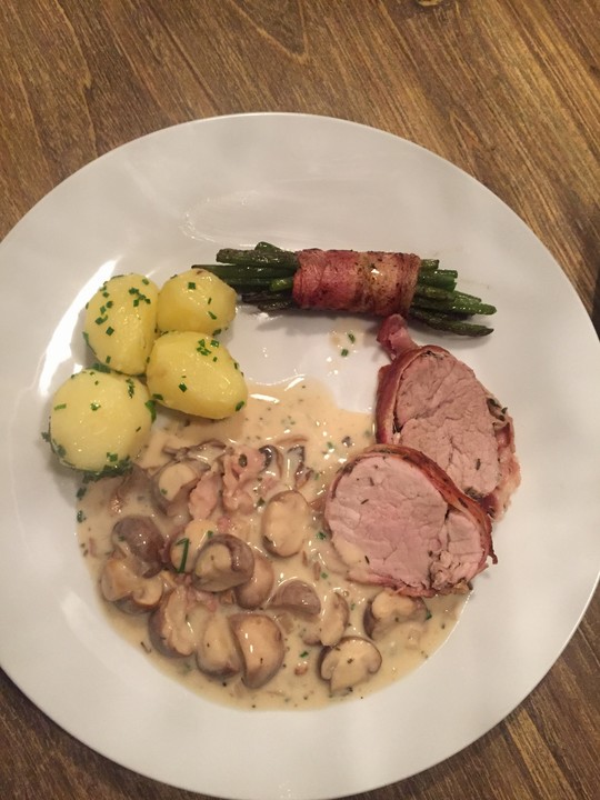 Ganzes Schweinefilet im Speckmantel mit Kräuter-Rahm-Champignons nach ...