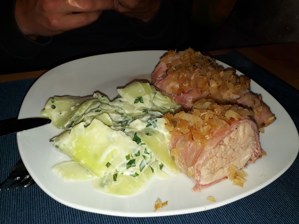 Ganzes Schweinefilet im Speckmantel mit Kräuter-Rahm-Champignons nach ...