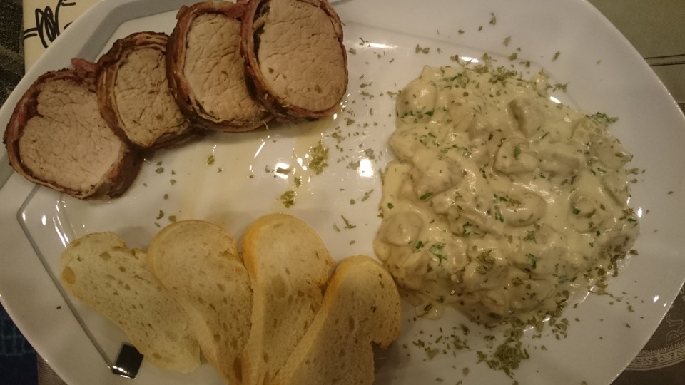 Ganzes Schweinefilet im Speckmantel mit Kräuter-Rahm-Champignons nach ...