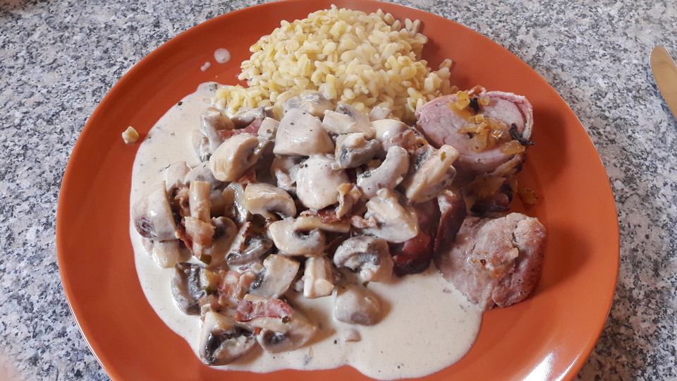 Ganzes Schweinefilet im Speckmantel mit Kräuter-Rahm-Champignons nach ...