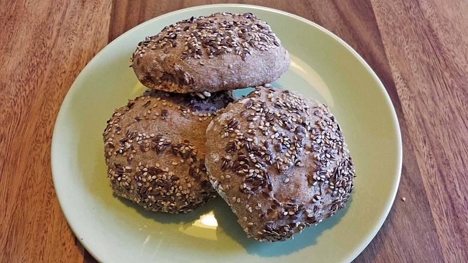 Dinkelbrötchen mit Sonnenblumenkernen, Leinsamen und Sesam von ...