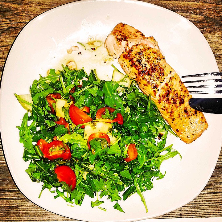 Lachsfilet auf Rucolasalat mit Cherrytomaten und Birne und leckerem ...