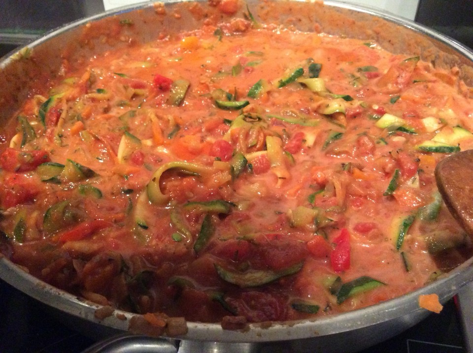Zucchini-Karotten-Nudeln in feurig scharfer Paprika-Tomaten-Soße von ...