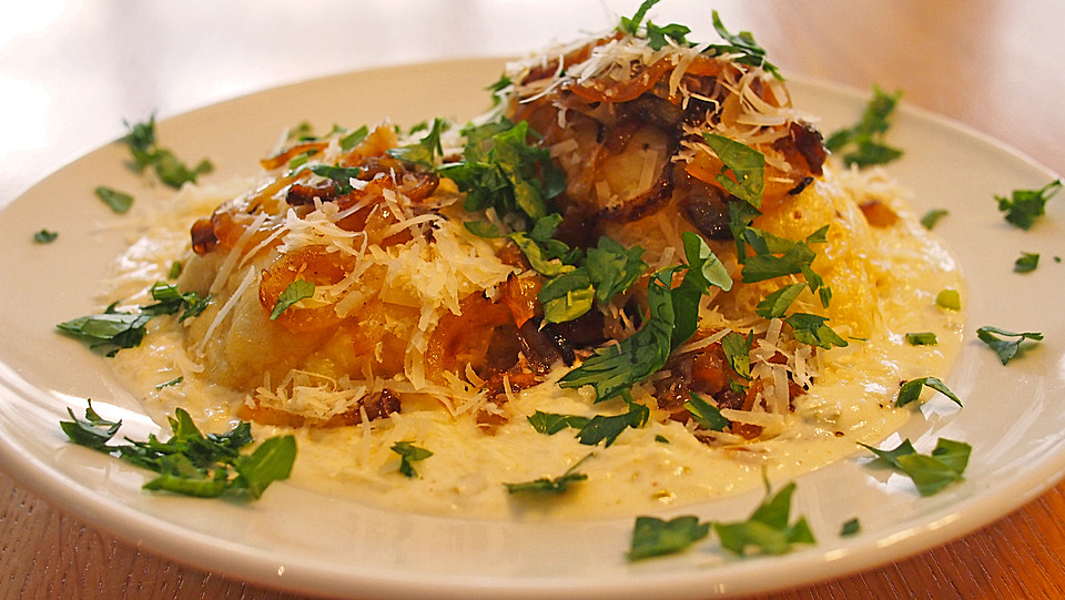 Herzhaft gefüllte Germknödel mit Käsesoße von cschoenbrodt | Chefkoch.de