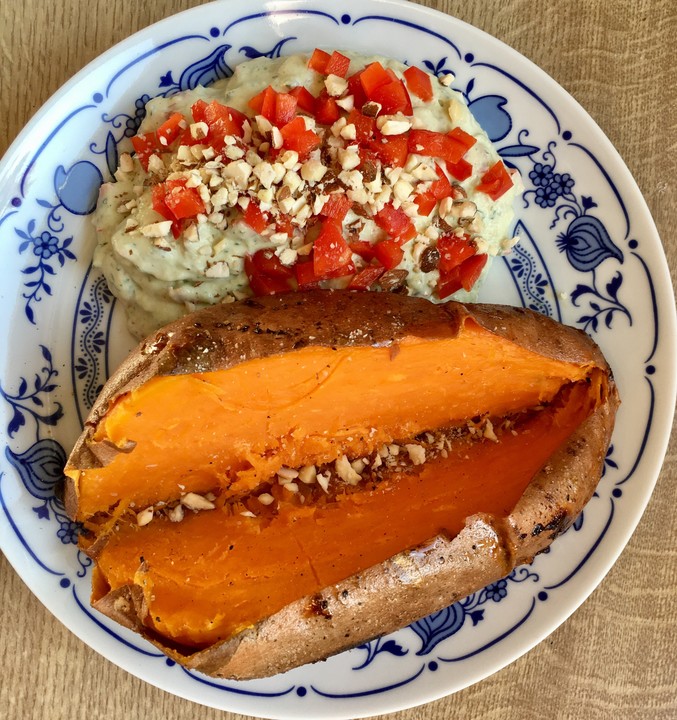 Gebackene Süßkartoffeln mit Avocado-Paprika-Creme von cschoenbrodt ...