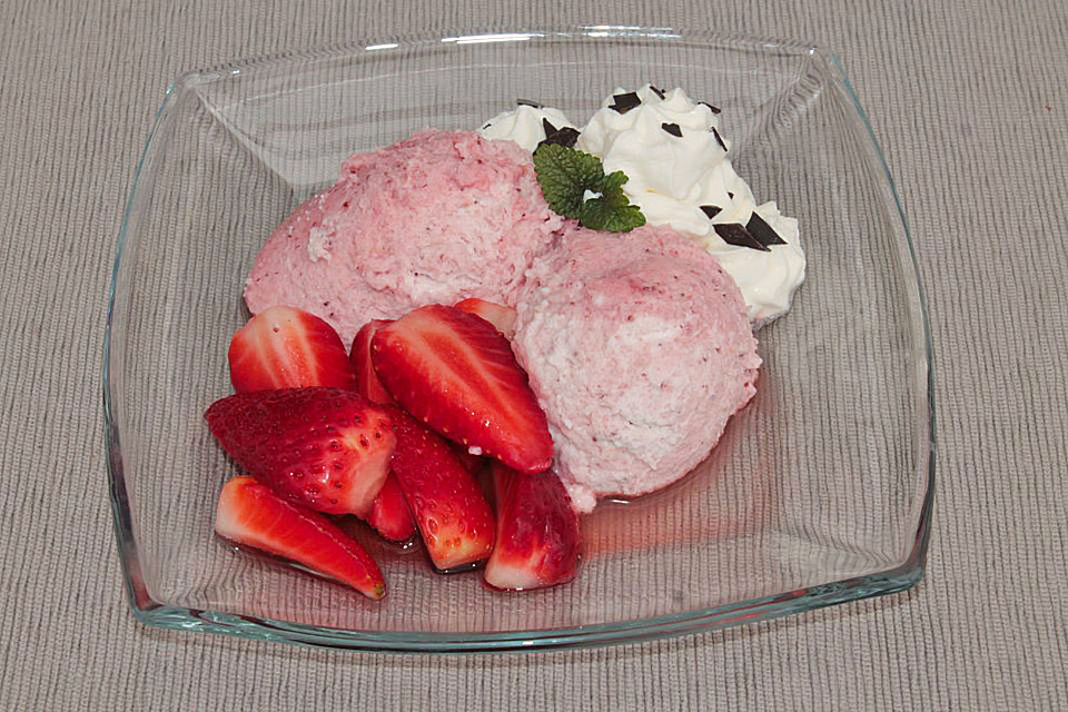 Erdbeermousse mit Limetten-Erdbeeren von patty89 | Chefkoch.de