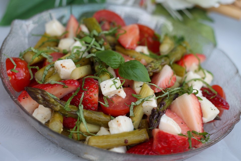 Spargelsalat mit Erdbeeren und Mozzarella von cstoff | Chefkoch.de