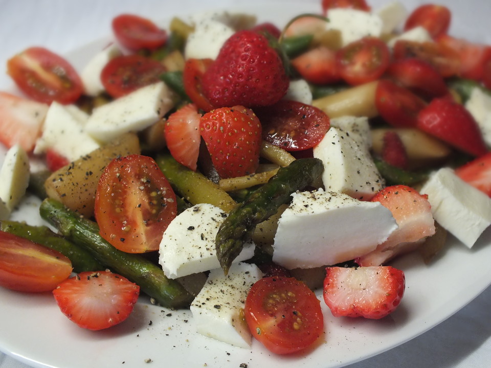 Spargelsalat mit Erdbeeren und Mozzarella von cstoff | Chefkoch.de