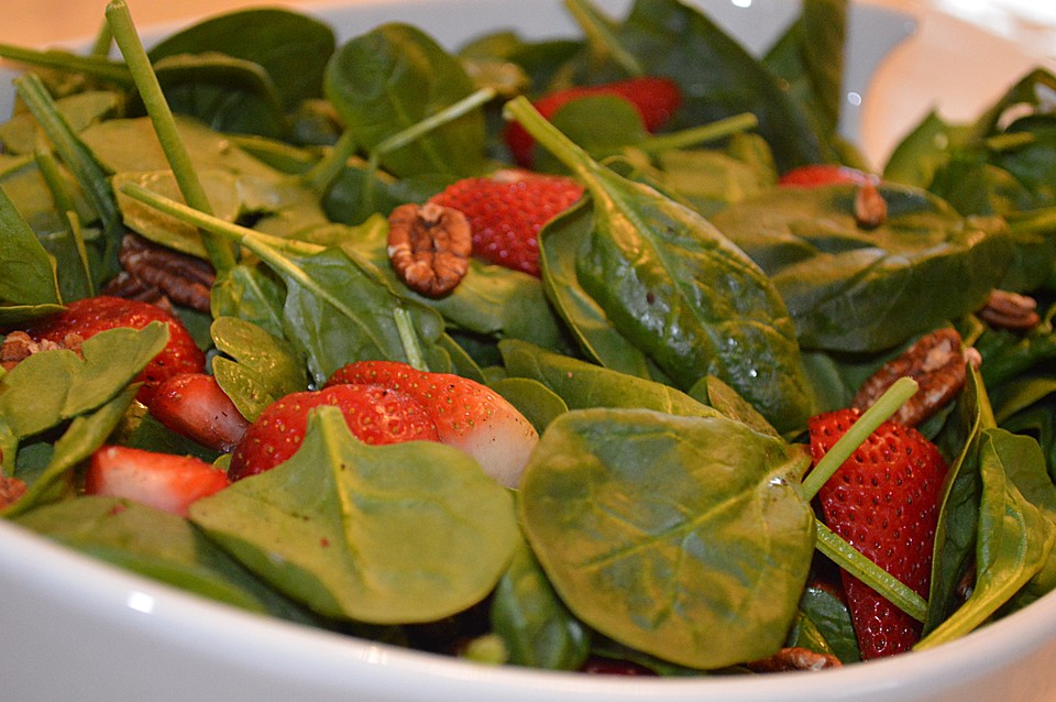 Erdbeer-Spinat-Salat mit Pecannüssen von leeni2507 | Chefkoch.de