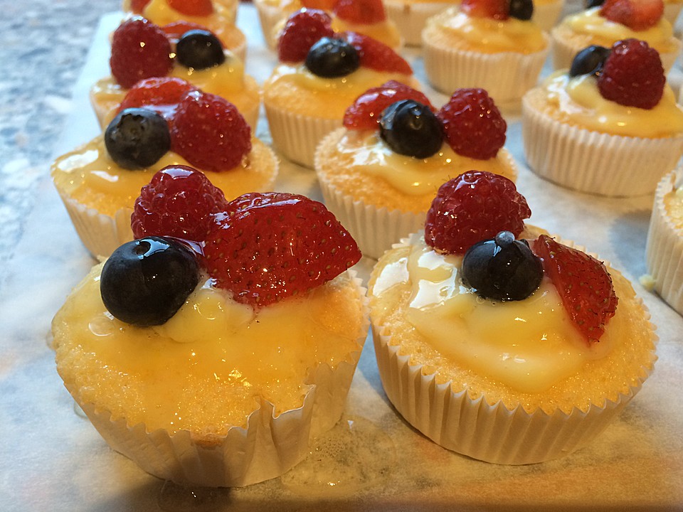 Muffins mit Vanillepudding und frischen Früchten von LieslWiesl ...