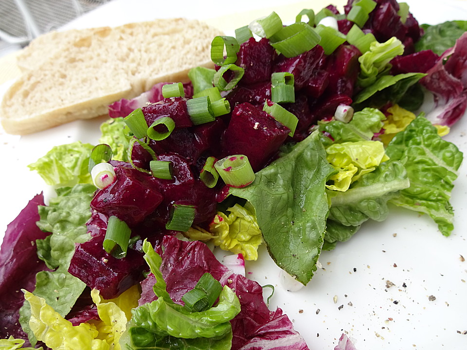 Salatherzen mit Radicchio und Roter Bete in Johannisbeer-Buttermilch ...