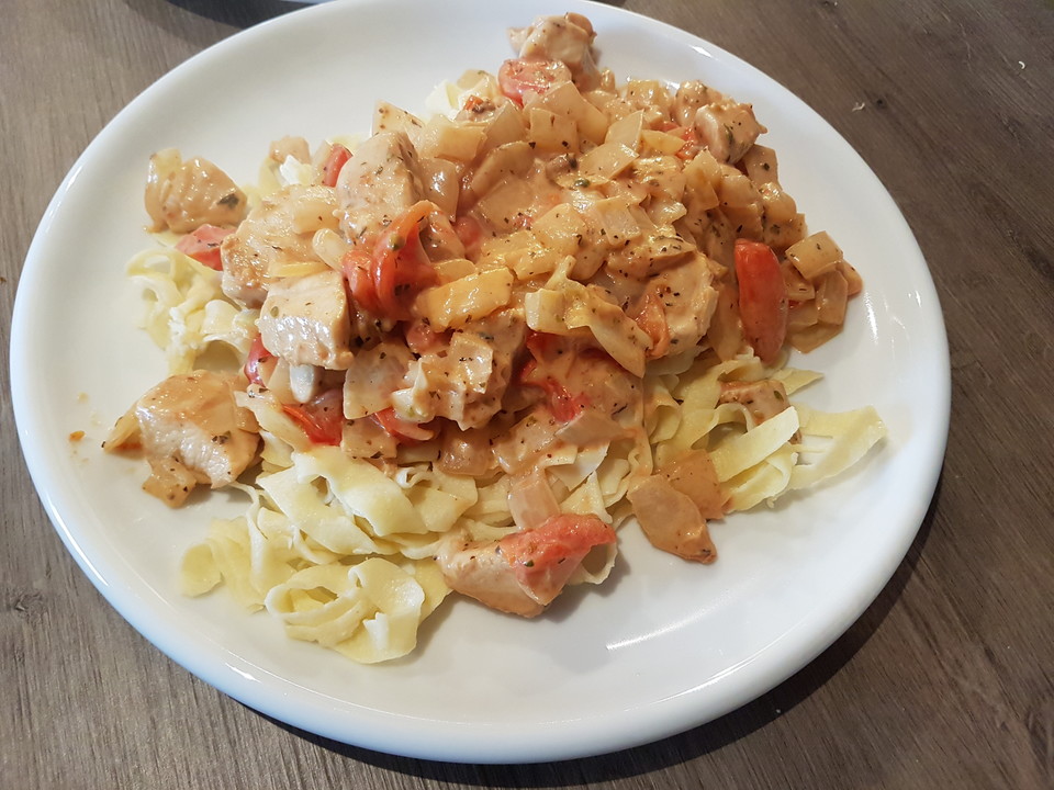 Low Carb: Kräuter-Tomatenpfanne mit saftigem Geflügelfleisch von ...
