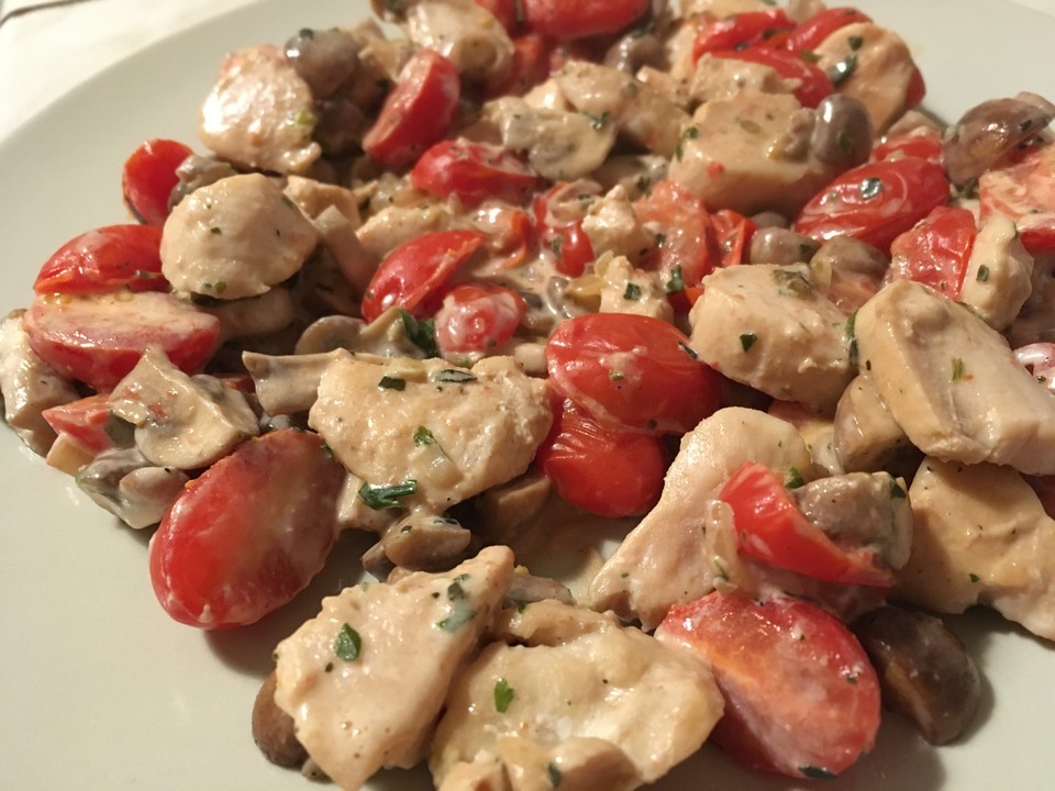 Low Carb: Kräuter-Tomatenpfanne mit saftigem Geflügelfleisch von ...