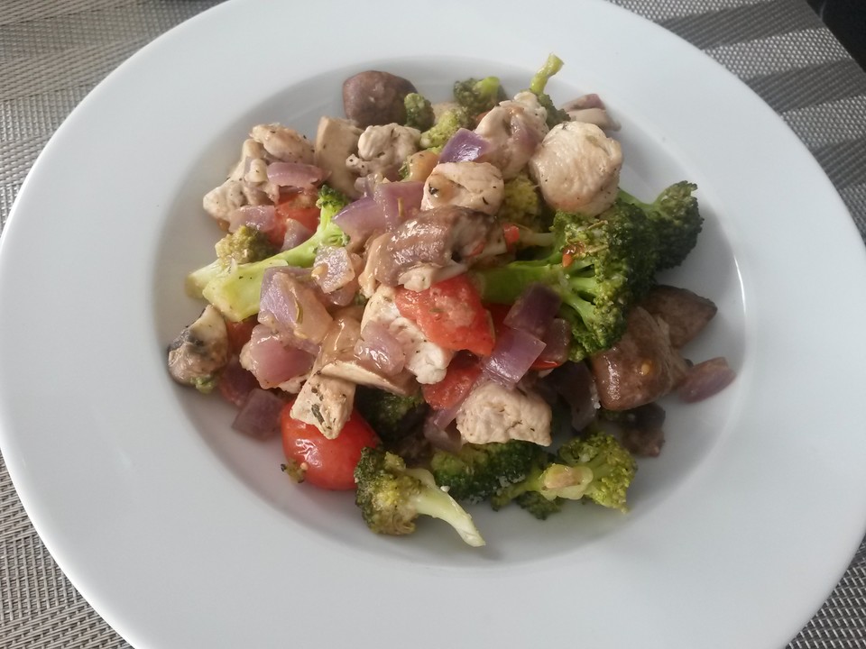 Low Carb: Kräuter-Tomatenpfanne mit saftigem Geflügelfleisch von ...