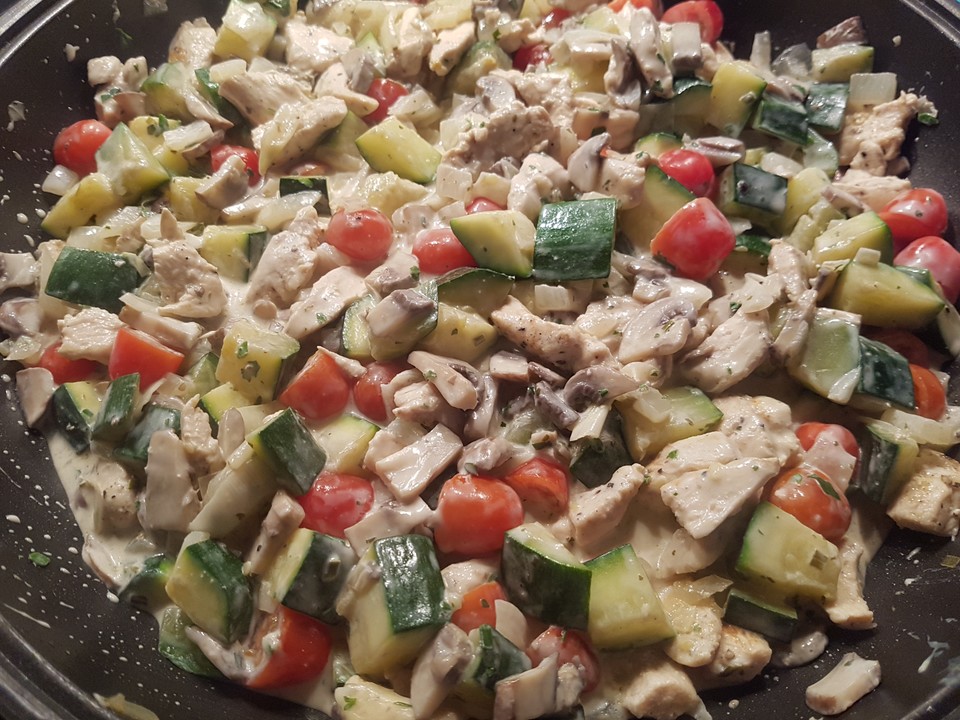 Low Carb: Kräuter-Tomatenpfanne mit saftigem Geflügelfleisch von ...