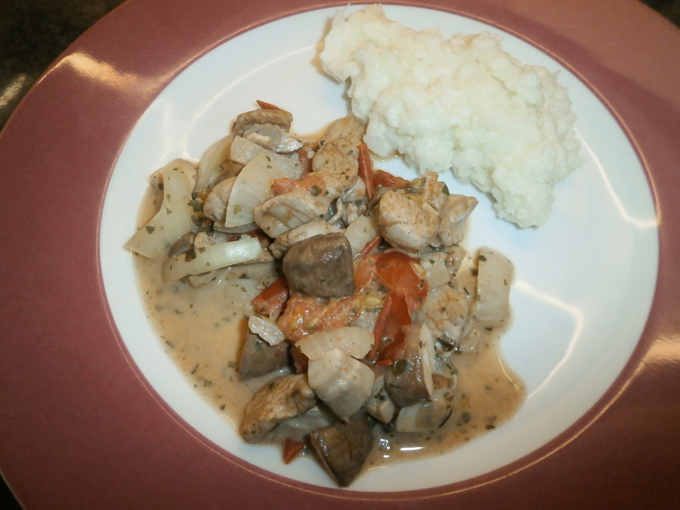 Low Carb: Kräuter-Tomatenpfanne mit saftigem Geflügelfleisch von ...