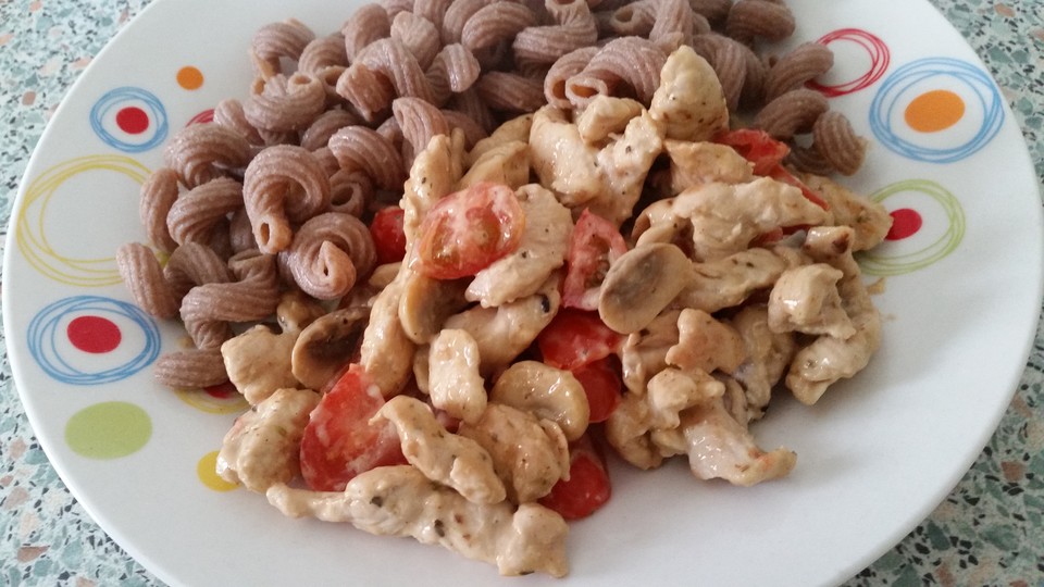 Low Carb: Kräuter-Tomatenpfanne mit saftigem Geflügelfleisch von ...