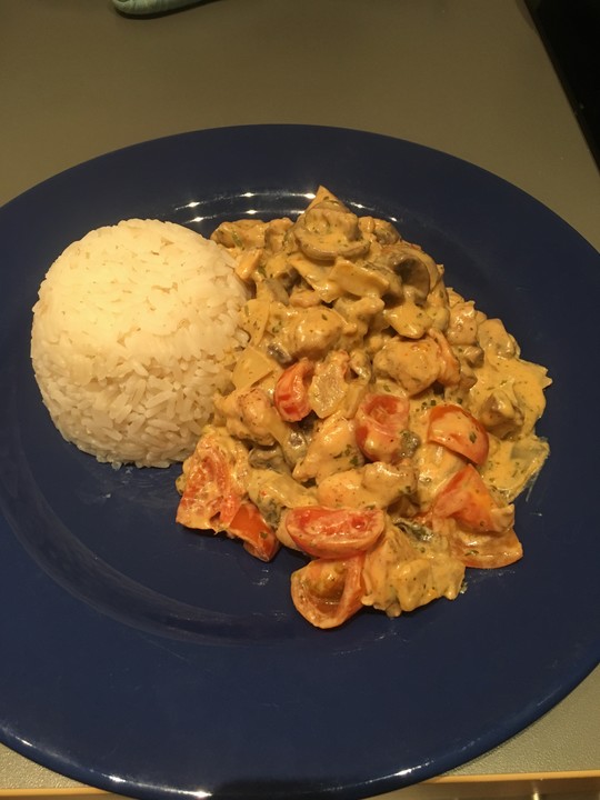 Low Carb: Kräuter-Tomatenpfanne mit saftigem Geflügelfleisch von ... Low Carb: Kräuter-Tomatenpfanne mit saftigem Geflügelfleisch von ...