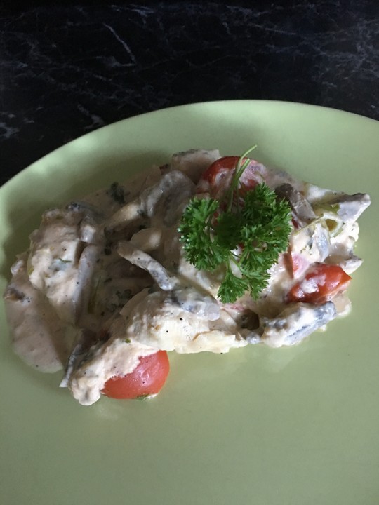 Low Carb: Kräuter-Tomatenpfanne mit saftigem Geflügelfleisch von ... Low Carb: Kräuter-Tomatenpfanne mit saftigem Geflügelfleisch von ...