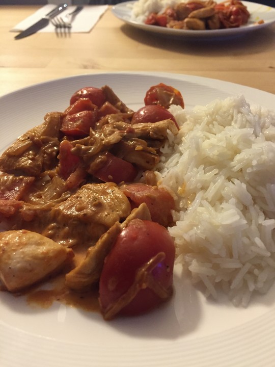 Low Carb: Kräuter-Tomatenpfanne mit saftigem Geflügelfleisch von ... Low Carb: Kräuter-Tomatenpfanne mit saftigem Geflügelfleisch von ...