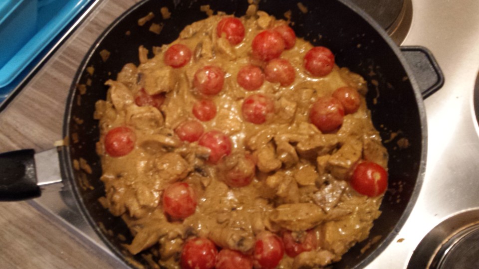 Low Carb: Kräuter-Tomatenpfanne mit saftigem Geflügelfleisch von ... Low Carb: Kräuter-Tomatenpfanne mit saftigem Geflügelfleisch von ...