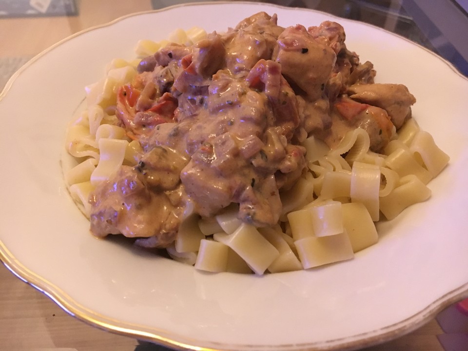 Low Carb: Kräuter-Tomatenpfanne mit saftigem Geflügelfleisch von ...