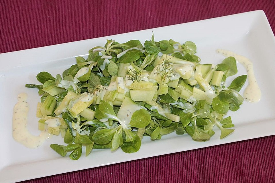 Rapunzelsalat mit Gurke in Buttermilchdressing von patty89 | Chefkoch.de