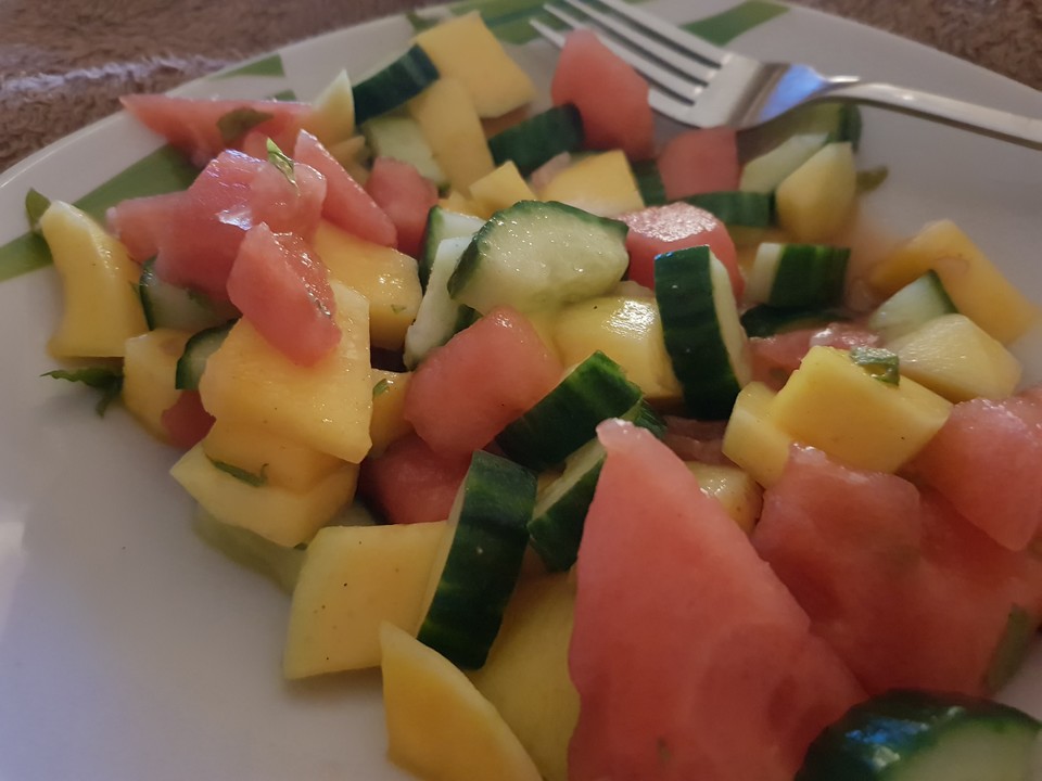 Sommerlicher Salat aus Wassermelone, Gurke und Mango von ars_vivendi ...
