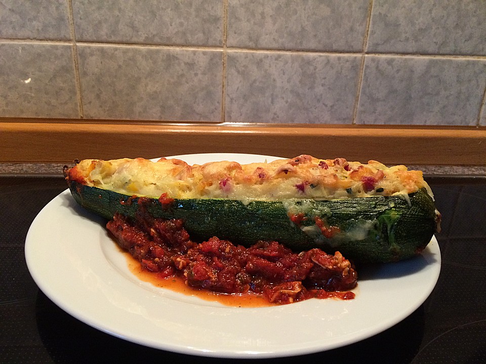 Überbackene Zucchini mit Kartoffelpüreefüllung in Tomatensauce von ...