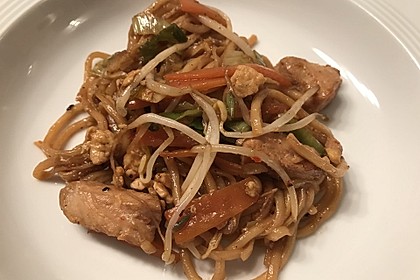 Chinesisch gebratene Nudeln mit Hühnchenfleisch, Ei und Gemüse 5