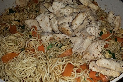 Chinesisch gebratene Nudeln mit Hühnchenfleisch, Ei und Gemüse 34