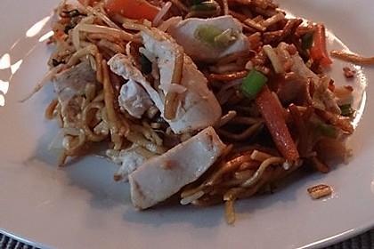 Chinesisch gebratene Nudeln mit Hühnchenfleisch, Ei und Gemüse 49