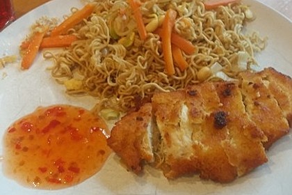 Chinesisch gebratene Nudeln mit Hühnchenfleisch, Ei und Gemüse 37
