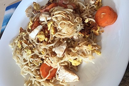 Chinesisch gebratene Nudeln mit Hühnchenfleisch, Ei und Gemüse 36