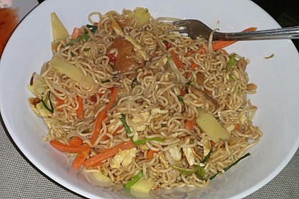 Chinesisch gebratene Nudeln mit Hühnchenfleisch, Ei und Gemüse 39