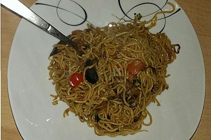 Chinesisch gebratene Nudeln mit Hühnchenfleisch, Ei und Gemüse 38