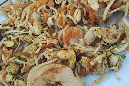 Chinesisch gebratene Nudeln mit Hühnchenfleisch, Ei und Gemüse 4
